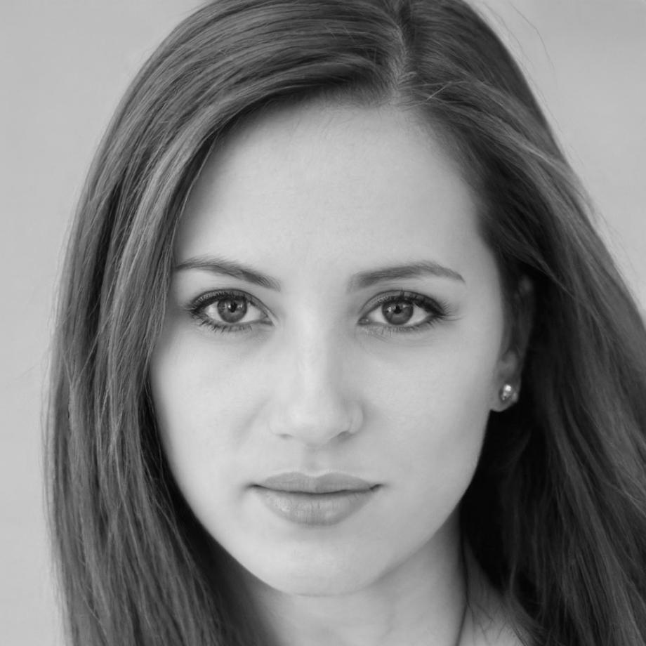 Expert instructor reviewing participant questions and feedback